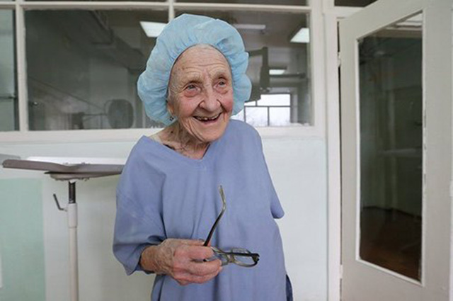 پیرترین جراح دنیا (+عکس)