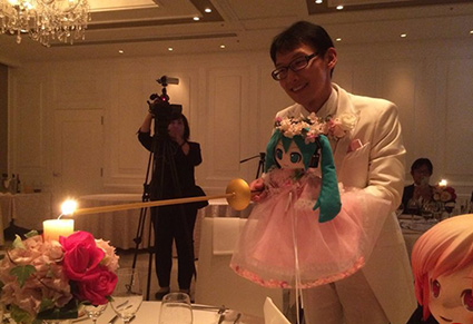 ازدواج عجیب مرد ژاپنی با یک عروسک!