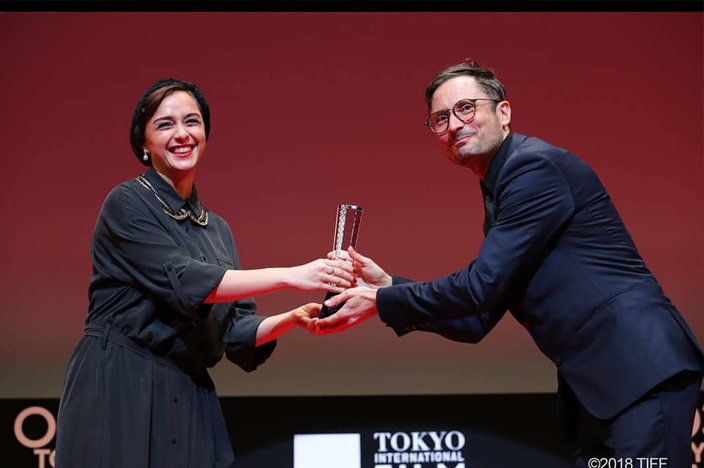 عکس | ترانه علیدوستی در حال اهدای جایزه بهترین بازیگر مرد جشنواره توکیو