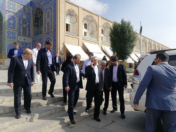 عذرخواهی میراث فرهنگی درباره ورود با خودرو به میدان نقش جهان اصفهان