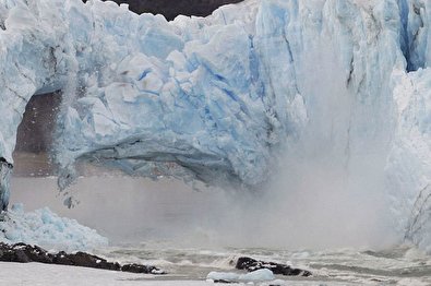 تصویری ترسناک از فرو ریختن کوه یخی