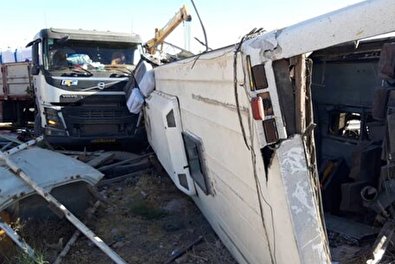 مصدومیت ۱۸ نفر در واژگونی اتوبوس در اصفهان