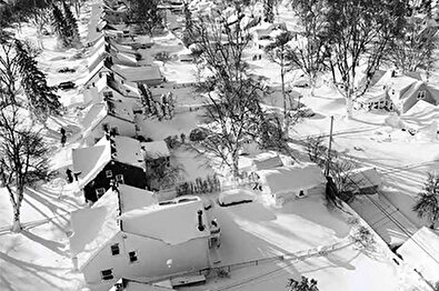 مدفون شدن خانه‌ها زیر برف و بوران
