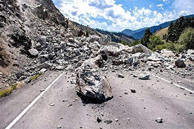 ریزش وحشتناک کوه روی جاده!