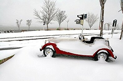 لیزخوردن خودروهای لاکچری در برف!