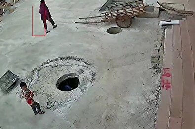 سقوط کودک سربه هوا در چاه