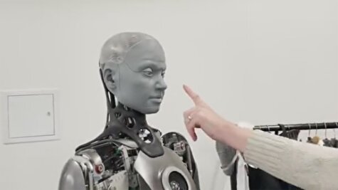 تقلید از حالات چهره انسان توسط ربات
