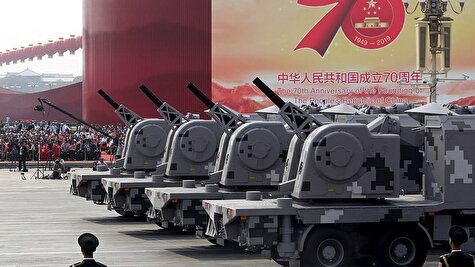 ورود عجیب تانک های ارتش چین وسط خیابان
