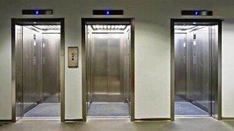 لحظه ترسناک گیر کردن مرد جوان بین در آسانسور