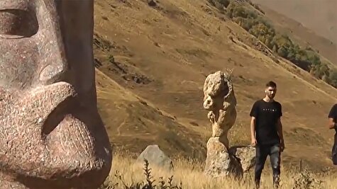 خلق مجسمه‌های سنگی غول پیکر