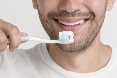 چرا نباید بعد از غذا دندان هایمان را مسواک بزنیم؟